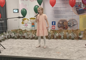 Laura recytuje wiersz „Sklep dla żab” Doroty Gellner.