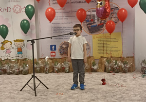 Julek recytuje wiersz „Szybko” Danuty Wawiłow.