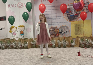 Nina recytuje wiersz „Abecadło” Juliana Tuwima.
