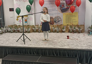 Weronika recytuje wiersz „Spóźniony słowik” Juliana Tuwima.