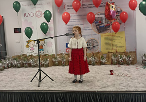 Hanna Musiał z PP Nr 27 „Radość” prezentuje swoje umiejętności wokalne.