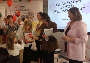 Wręczanie dyplomów i upominków.