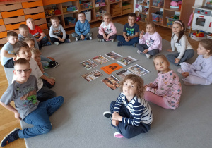 Dzieci rozmawiają o pracy bibliotekarza i o bibliotece.