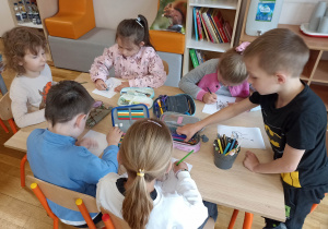 Dzieci uzupełniają kartę pracy.