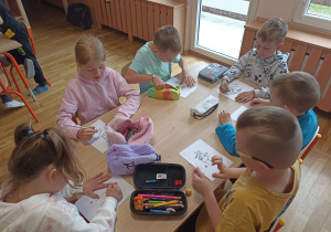 Dzieci uzupełniają kartę pracy.