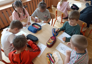 Dzieci uzupełniają kartę pracy.