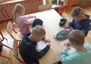 Dzieci uzupełniają kartę pracy.
