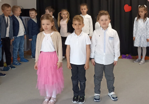 Dzieci przedstawiają przygotowany program artystyczny.
