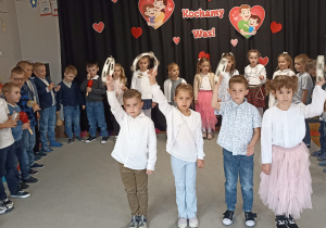 Dzieci przedstawiają przygotowany program artystyczny.