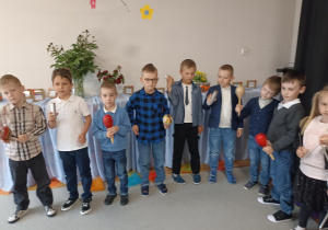 Dzieci przedstawiają przygotowany program artystyczny.
