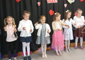 Dzieci przedstawiają przygotowany program artystyczny.
