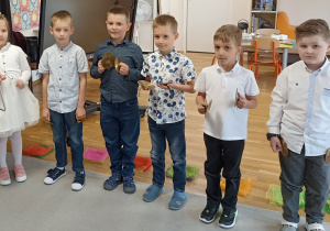 Dzieci przedstawiają przygotowany program artystyczny.