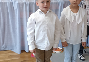 Dzieci przedstawiają przygotowany program artystyczny.