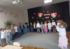 Dzieci przedstawiają przygotowany program artystyczny.