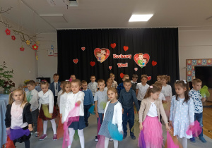 Dzieci przedstawiają przygotowany program artystyczny.