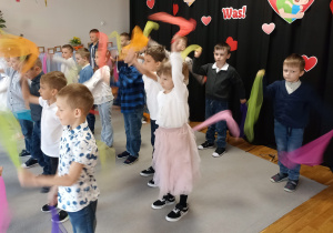 Dzieci przedstawiają przygotowany program artystyczny.