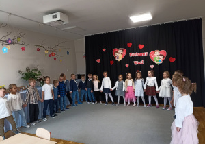 Dzieci przedstawiają przygotowany program artystyczny.