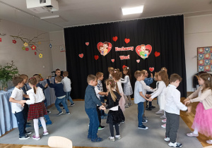 Dzieci przedstawiają przygotowany program artystyczny.