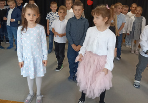 Dzieci przedstawiają przygotowany program artystyczny.