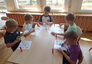 Dzieci rozwiązują sudoku.