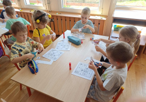 Dzieci rozwiązują sudoku.
