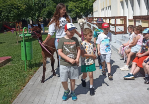 Spacer z alpakami po ogrodzie przedszkolnym.