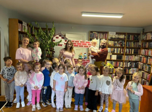 Teatrzyk kukiełkowy „Żabki król” w Bibliotece