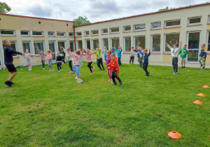 Zajęcia sportowe z trenerem Piłkarskiej Akademii Rozwoju „Lampart”.
