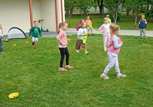 Zajęcia sportowe z trenerem Piłkarskiej Akademii Rozwoju „Lampart”.