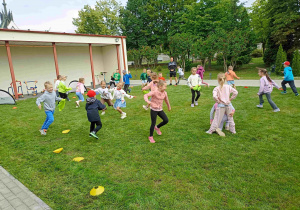 Zajęcia sportowe z trenerem Piłkarskiej Akademii Rozwoju „Lampart”.