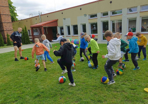 Zajęcia sportowe z trenerem Piłkarskiej Akademii Rozwoju „Lampart”.