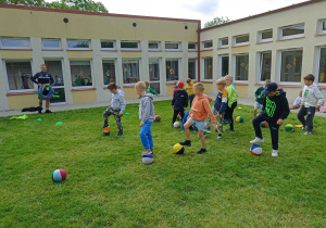 Zajęcia sportowe z trenerem Piłkarskiej Akademii Rozwoju „Lampart”.