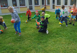 Zajęcia sportowe z trenerem Piłkarskiej Akademii Rozwoju „Lampart”.