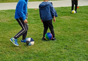 Zajęcia sportowe z trenerem Piłkarskiej Akademii Rozwoju „Lampart”.