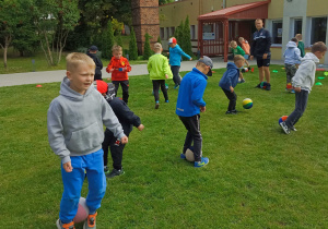 Zajęcia sportowe z trenerem Piłkarskiej Akademii Rozwoju „Lampart”.