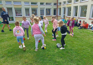 Zajęcia sportowe z trenerem Piłkarskiej Akademii Rozwoju „Lampart”.