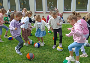 Zajęcia sportowe z trenerem Piłkarskiej Akademii Rozwoju „Lampart”.