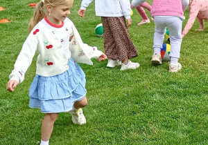 Zajęcia sportowe z trenerem Piłkarskiej Akademii Rozwoju „Lampart”.