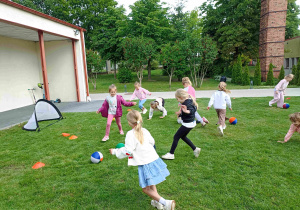 Zajęcia sportowe z trenerem Piłkarskiej Akademii Rozwoju „Lampart”.