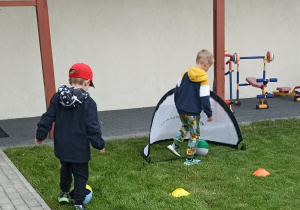 Zajęcia sportowe z trenerem Piłkarskiej Akademii Rozwoju „Lampart”.