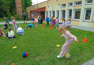Zajęcia sportowe z trenerem Piłkarskiej Akademii Rozwoju „Lampart”.