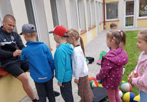 Zajęcia sportowe z trenerem Piłkarskiej Akademii Rozwoju „Lampart”.